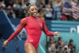 La gimnasta estadunidense, con una puntuación promedio de 15.300, reafirmó su dominio en el evento, repitiendo su victoria de hace ocho años en Río de Janeiro.