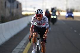 El mexicano se mantuvo competitivo en la montaña, pero perdió contacto en el descenso final y concluyó en el puesto 11.