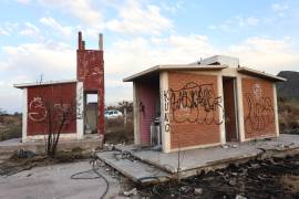 Habitantes señalaron que una primaria federal abandonada desde la pandemia se ha convertido en un foco de basura, incendios y presencia de personas que ingresan al inmueble.