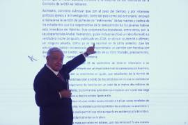 López Obrador mostró la carta que envió a los padres de los 43 estudiantes normalistas desaparecidos.