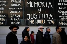 Nombres de las víctimas y la frase en español “Memoria y Justicia” en una pared en ceremonia en el 30º aniversario del atentado contra el centro judío AMIA que mató a 85 personas en Buenos Aires, Argentina.