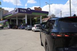 Fila de autos en una gasolinera de Simferópol, Crimea, el viernes 12 de junio de 2026.