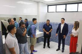 El rector Octavio Pimentel Martínez inauguró los baños rehabilitados de la Facultad de Ciencias Químicas de la UAdeC.