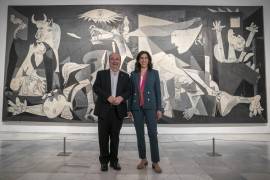 La ministra de Cultura francesa, Rima Abdul-Malakin (d) junto a su homólogo español, Miquel Iceta (i) en una conferencia de prensa conjunta frente al cuadro “Guernica” de Pablo Picasso.