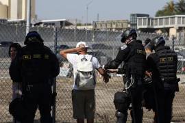 Autoridades detienen a una persona durante las protestas contra las redadas de la Administración Trump, el 10 de junio de 2025, en Los Ángeles, California.
