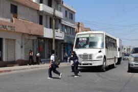 Usuarios de transporte público en Saltillo reportan esperas de hasta una hora debido a la falta de unidades disponibles.