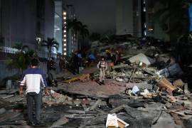 Personas caminan entre los escombros tras un terremoto en Caracas, Venezuela, el miércoles 24 de junio de 2026.