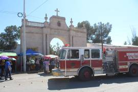 Un enjambre de abejas provocó momentos de pánico entre visitantes del Panteón de Santiago durante la celebración del Día del Padre, dejando al menos doce personas afectadas por múltiples picaduras.