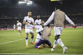 Nicolás González festeja tras anotar el segundo gol de la Fiorentina ante el Basilea en las semifinales de la Conference League de Europa.