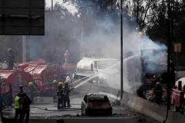 La tragedia en Iztapalapa suma 19 muertos tras la explosión de una pipa de gas con casi 50 mil litros de combustible. El conductor murió tras días en estado crítico. Fiscalía apunta a exceso de velocidad como causa del accidente.