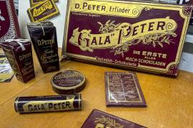 Envases de los primeros chocolates con leche que en 2025 cumple siglo y medio de historia.