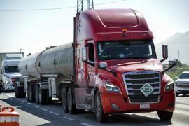 El paro de transportistas en la carretera Saltillo-Monterrey dejará pérdidas millonarias para el comercio y la industria de la Región Sureste.