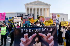 Stephen Parlato de Boulder, Colorado, sostiene un letrero durante una protesta a favor del aborto frente a la Corte Suprema de Estados Unidos, el 1 de diciembre de 2021, en Washington.