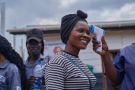 A una mujer le toman la temperatura en el centro de tratamiento del ébola recién inaugurado en Rwakole, Bunia, República Democrática del Congo.