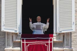 El papa León XIV bendice a los fieles durante el rezo del Ángelus desde la ventana de su estudio con vistas a la Plaza de San Pedro, en el Vaticano.