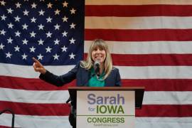 La candidata demócrata al Congreso de Iowa, Sarah Trone Garriott, durante una fiesta nocturna de las elecciones primarias para el representante estatal de Iowa Josh Turek, candidato demócrata al Senado.
