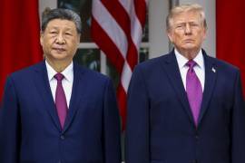 El presidente de China Xi Jinping (i) y el de Estados Unidos Donald Trump (d) pasan revista a las tropas durante la ceremonia de recibimiento en la Casa Blanca en Washington, DC..