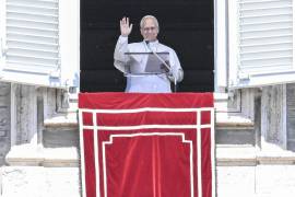 El Papa León XIV dirige la oración del Regina Coeli desde la ventana de su oficina con vistas a la Plaza de San Pedro, Ciudad del Vaticano.