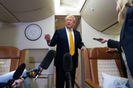 El presidente estadounidense Donald Trump habla con reporteros a bordo del Air Force One tras aterrizar en la base de la Fuerza Aérea de Estados Unidos en RAF Mildenhall, en Suffolk, en Inglaterra.