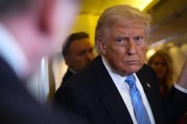 El presidente de Estados Unidos, Donald Trump, habla con reporteros a bordo del Air Force One, el 15 de mayo de 2026, a su regreso de una viaje a Beijing, China.