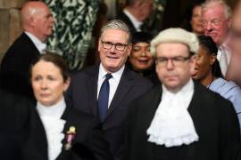 El primer ministro británico, Keir Starmer, en el centro, camina por la Cámara de los Comunes para asistir a la Apertura del Parlamento en el Palacio de Westminster, Londres.