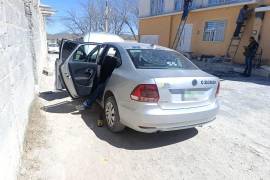 Los vecinos alertaron a las autoridades tras notar que los hombres permanecían más de dos horas en el taxi.