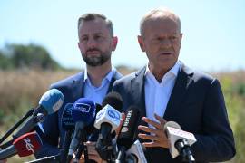 El primer ministro polaco, Donald Tusk, confirmó que un proyectil no identificado impactó y explotó en una zona deshabitada cerca de Tarnawa-Kolonia, en la provincia de Lubelskie, dejando un cráter de 10 metros