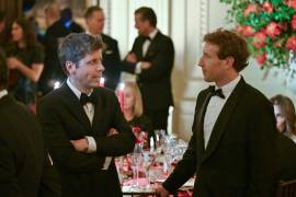 Los CEO de OpenAI y Meta, Sam Altman y Mark Zuckerberg conversan antes de que los presidentes de EU y China, Donald Trump y Xi Jinping, hagan un brindis en la cena de Estado en la Casa Blanca.