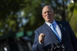 El zar fronterizo estadounidense Tom Homan responde a las preguntas de los medios de comunicación frente al ala oeste de la Casa Blanca en Washington, DC..