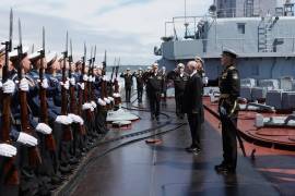 El presidente ruso, Vladímir Putin, visita el crucero de misiles de la Guardia *Varyag* durante la fase final de los ejercicios de la Flota del Pacífico frente a las costas de la región de Sajalín, Rusia.