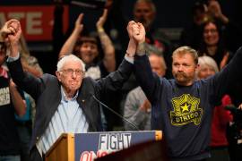 Graham Platner, candidato demócrata al Senado de Estados Unidos, y el senador Bernie Sanders, izquierda, en un evento realizado en Orono, Maine, el 24 de mayo de 2026.