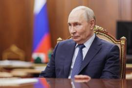 El presidente ruso, Vladímir Putin, conversa con el director ejecutivo de Gazprombank, Andréi Akímov, durante su reunión en el Kremlin, en Moscú.