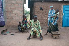 Sabi Bera Zakari (c) y su esposa Aboudou Salamatou (d) afuera de su casa en N’dali, Benín, el 17 de mayo del 2026.