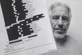 Fotografía de archivo de copias de algunas páginas de los archivos de Jeffrey Epstein, en Miami, Florida.