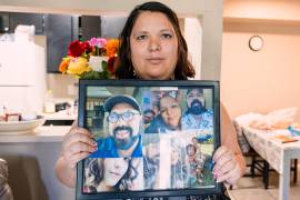 Yesenia con un collage de fotos de Ramón Barraza y su familia en el apartamento que la pareja compartía en Phoenix, Arizona, el 3 de marzo del 2026.