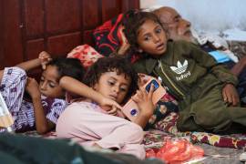 Yemeníes desplazados descansan en un refugio temporal en el distrito Dar Saad de Adén, Yemen después de huir de los ataques hutíes en las ciudades costeras occidentales de al-Khokha y Mokha.