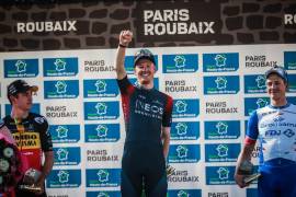 Dylan van Baarle cronometró su ataque en la sección final empedrada para ganar la carrera Paris-Roubaix por primera vez.