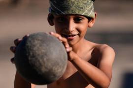 Iker Salgueiro sostiene una pelota de goma durante un ulama, un juego de pelota tradicional mesoamericano que data de la época prehispánica, en Los Llanitos, en las afueras de Mazatlán, México.
