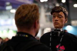 Un visitante interactúa con un robot en la mayor feria europea de inteligencia artificial, AI Week 2026, en Rho, cerca de Milán, Italia,