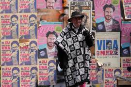 Un hombre fuma frente a carteles del candidato presidencial de la coalición Pacto Histórico, Iván Cepeda, en Bogotá, Colombia, el viernes 19 de junio de 2026.