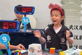 Lian Yunzhi, de 6 años, reacciona tras resolver un cubo de Rubik en una competencia certificada por World Cube Association, en Wuhan, en la provincia de Hubei, en China, el 13 de septiembre de 2026.