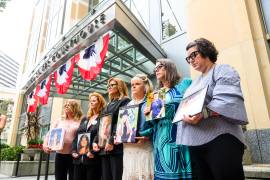 Padres de familia sostienen fotografías de sus hijos fallecidos durante una protesta contra las plataformas de redes sociales fuera del edificio federal Ronald V. Dellmus en Oakland, California.