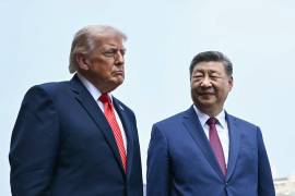El presidente de China, Xi Jinping, a la derecha, y el presidente de Estados Unidos, Donald Trump, visitan el Templo del Cielo en Beijing, el 14 de mayo de 2026.