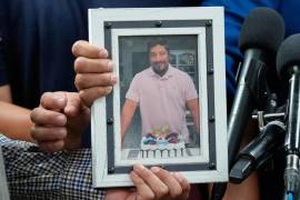 Ronaldo Salgado y Lorenzo Jr., hijos de Lorenzo Salgado Araujo, sostienen una fotografía de su padre durante una conferencia de prensa el miércoles 8 de julio de 2026, en Houston.