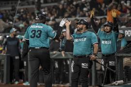 Saraperos de Saltillo y Sultanes de Monterrey protagonizaron un duelo con causa ante más de 10 mil aficionados en el Estadio Madero.