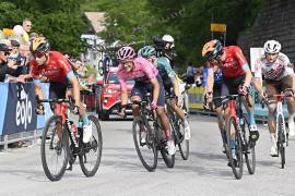 Carapaz resiste, mientras que Hindley se agiganta cada día. Ambos están separados por 3 segundos y anuncian un final de Giro apasionante.