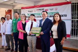 El Subsecretario Sergio Sisbeles Alvarado realizó la entrega de los paquetes de útiles escolares a los estudiantes de la secundaria “Héroes de Nacozari”.