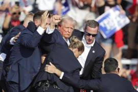 Fotografía del 13 de julio del expresidente estadounidense Donald Trump siendo retirado del escenario por el servicio secreto tras un atentado contra él en el Butler Farm Show Inc. en Butler, Pensilvania.