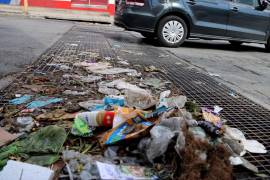La basura que la ciudadanía tira en las calles taponea las rejillas de las alcantarillas, por lo que se recomienda no tirar desechos en las calles.