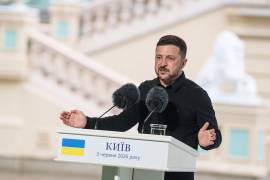 El presidente de Ucrania, Volodímir Zelenski, habla con periodistas durante una rueda de prensa conjunta con el secretario general de la OTAN, Mark Rutte (no aparece en la imagen), en Kiev.